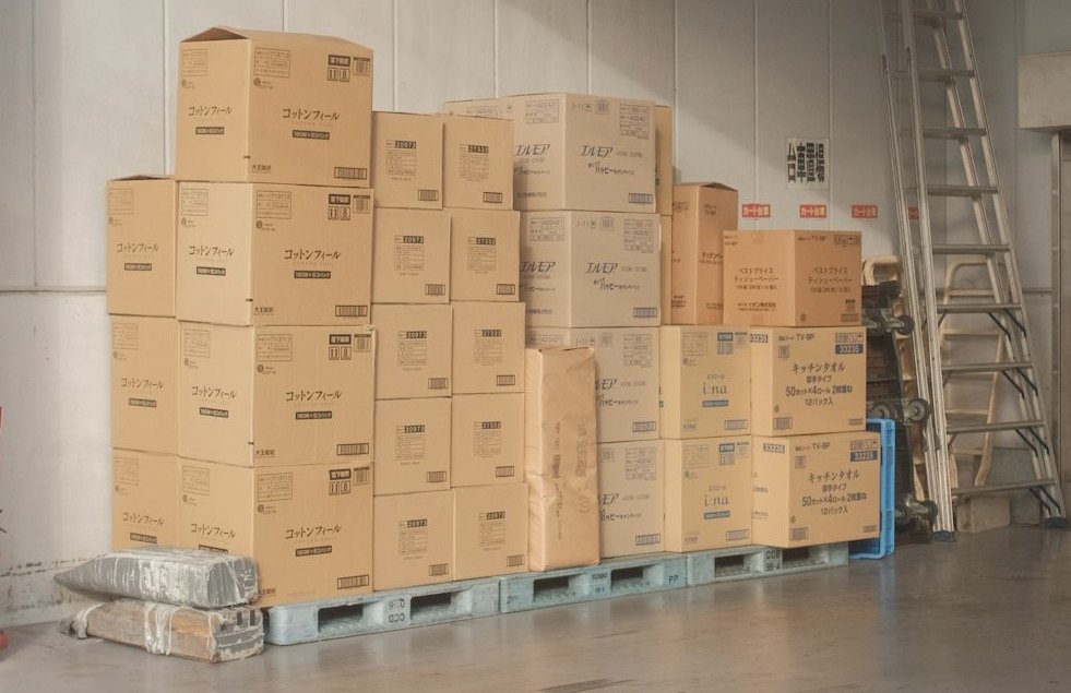 Bodega con cajas de inventario representando el modelo de producto propio