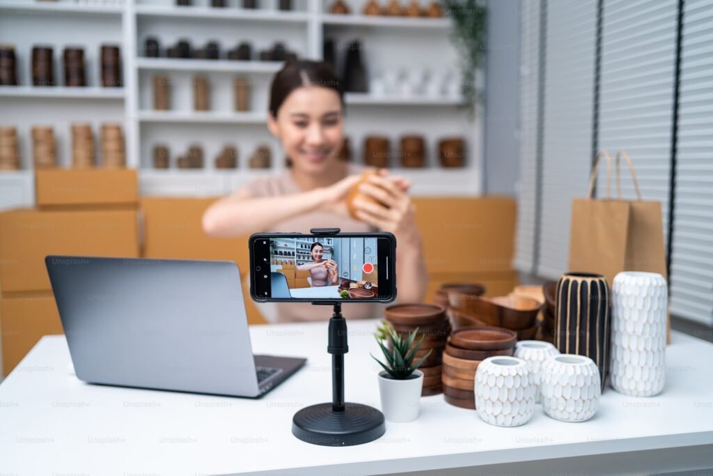 Persona grabando contenido para redes sociales como estrategia de tráfico orgánico