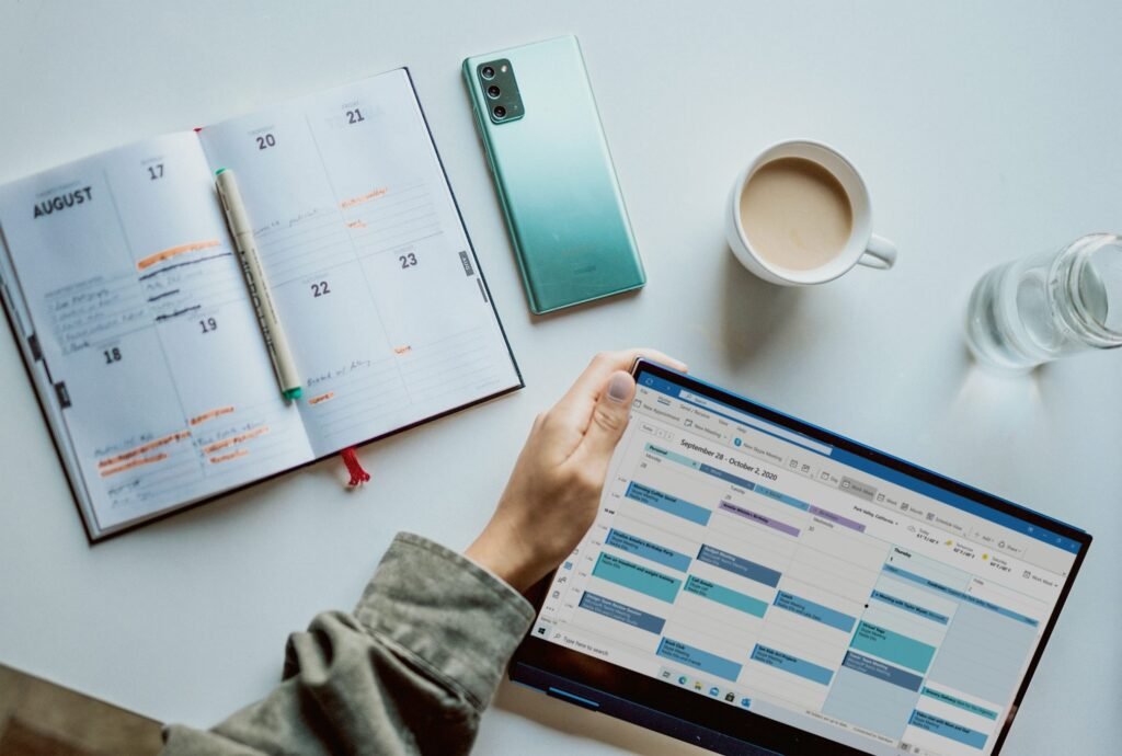Agenda y calendario digital representando la planificación de las primeras 24 horas